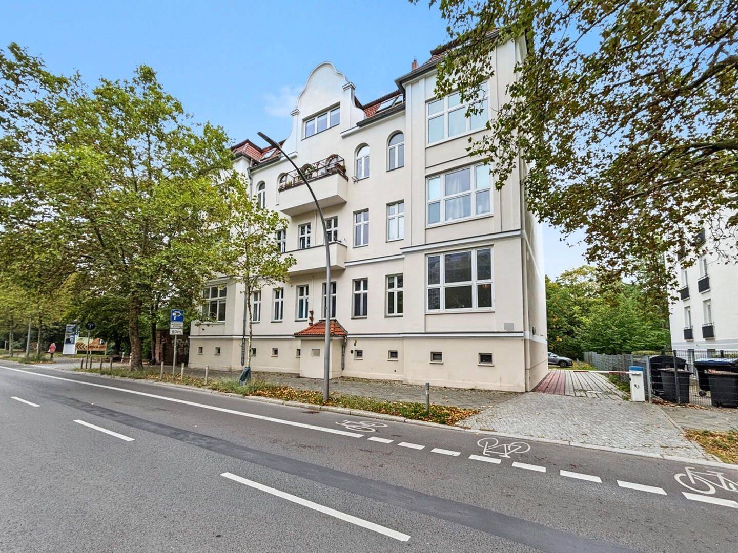 4-Zimmer-Dachgeschosswohnung mit Wintergarten, Balkon und Stellplatz am Tierpark in Berlin, 10319 Berlin (Lichtenberg Hohenschönhausen Friedrichsfelde)