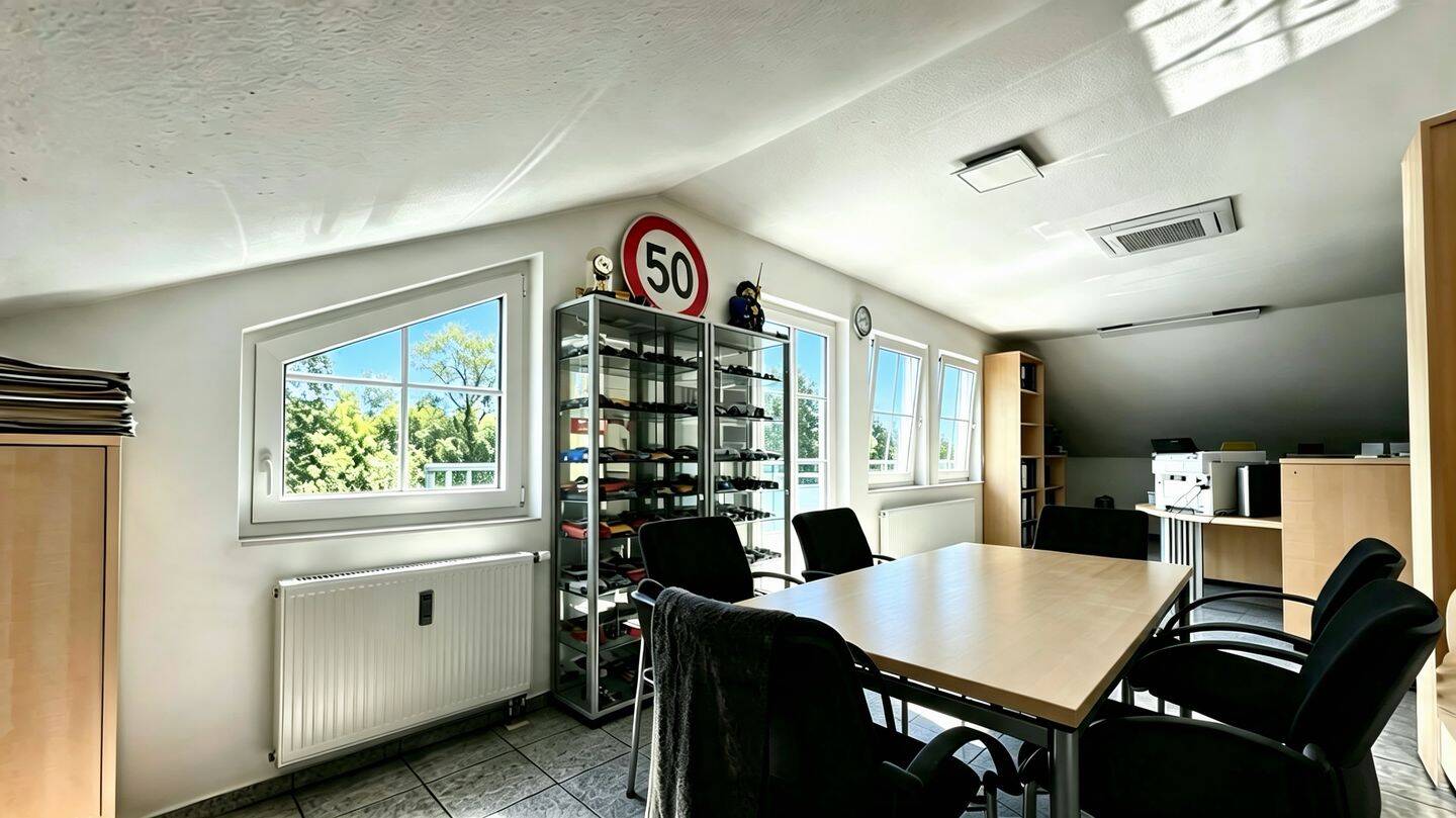 Lichtdurchflutete Dachgeschosswohnung mit großem Balkon und Klimaanlage, 74336 Brackenheim