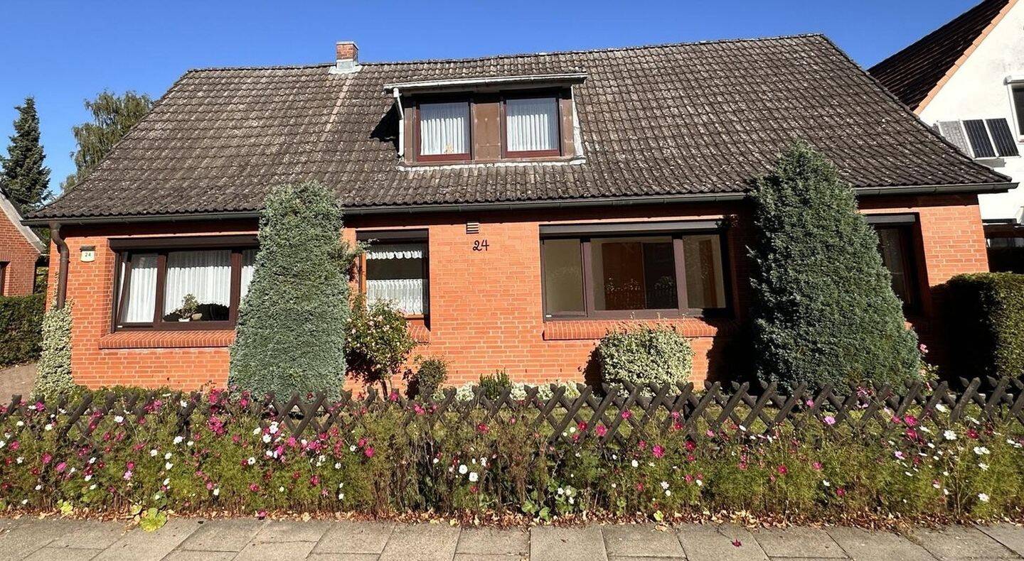 Freistehendes Einfamilienhaus in Bargteheide mit Einliegerwohnung und Baugrundstück – provisionsfrei, 22941 Bargteheide