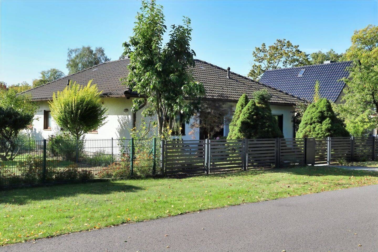 Markenbungalow von WeberHaus – auf 684 m² mit Gästehaus, Sauna, Garage und Kamin, 16321 Bernau bei Berlin