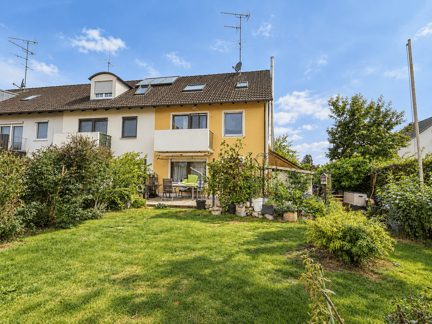 SITULI: Raum für Familie, Homeoffice und mehr – Reiheneckhaus mit Garten und Dachstudio, 85250 Altomünster