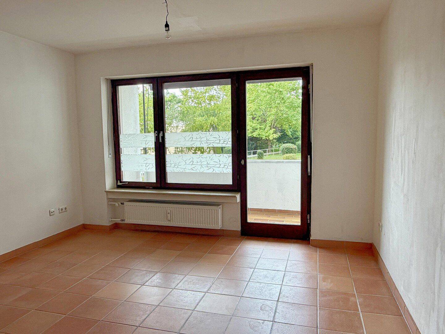 Bezugsfrei & provisionsfrei: Großzügige 2-Zimmer-Wohnung mit Südwest-Loggia und Stellplatz, 97422 Schweinfurt