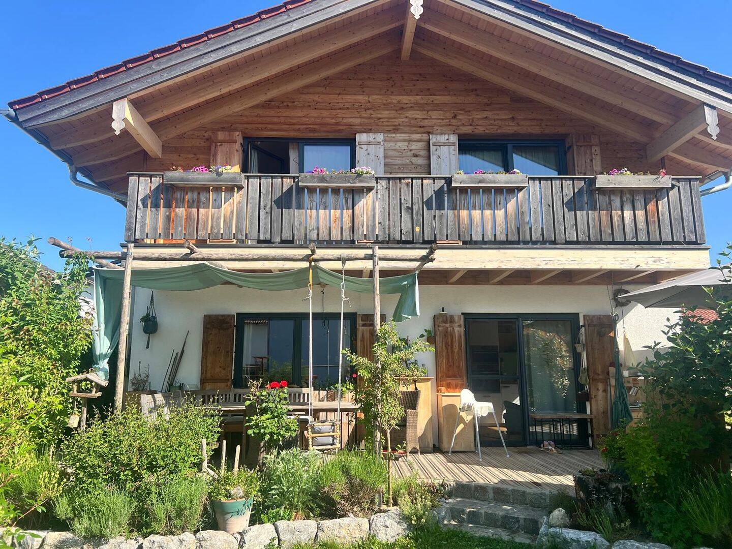 Viel Platz zum Wohlfühlen – Haus mit Garten, Balkon und Kamin, 83064 Raubling