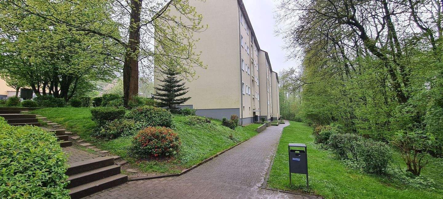 Junge Familien aufgepasst! 3, 5 Raum Wohnung im II.OG mit Loggia, direkt an einer schönen Grünanlage gelegen. Erstbezug nach Kernsanierung., 42899 Remscheid (Lennep Lüttringhausen)