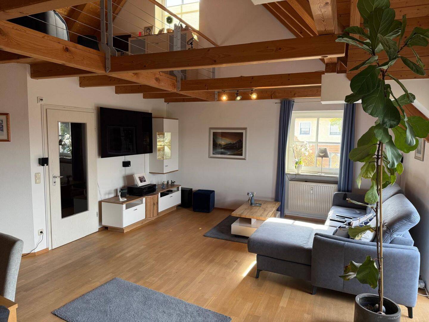 Raumgefühl über zwei Ebenen: 103 m² Maisonette mit Galerie und Garage, 86561 Aresing