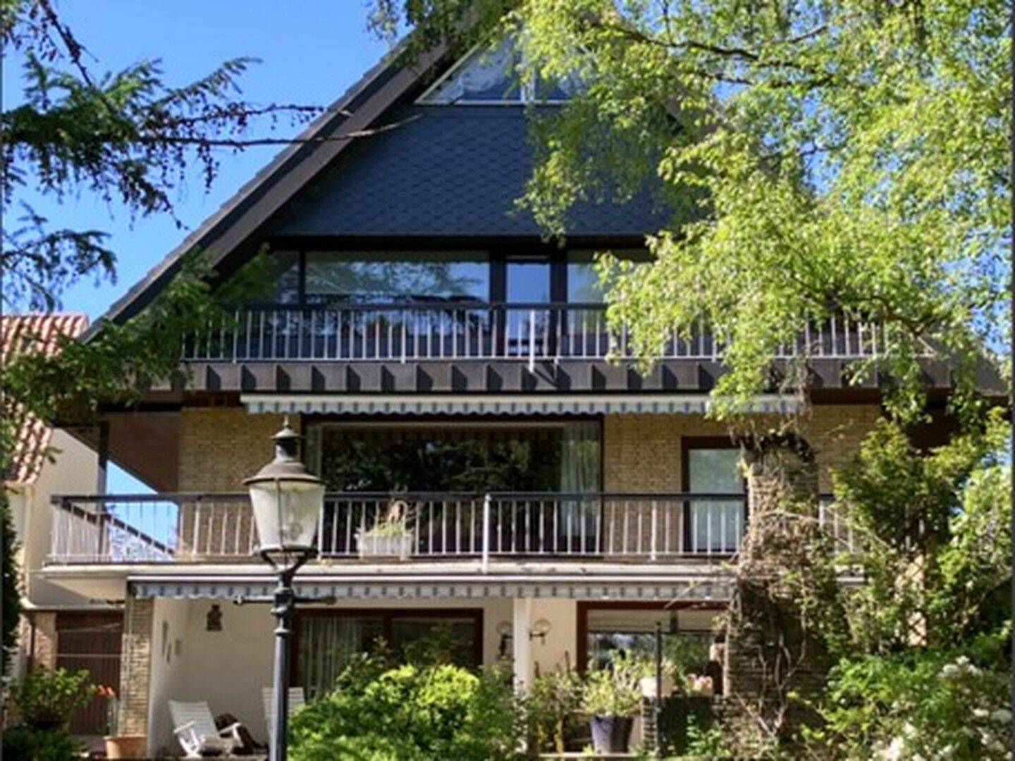 Großzügiges Wohnen auf 3 Ebenen: Architektenhaus mit wohnlichem Souterrain und eingewachsenem Garten, 23858 Reinfeld (Holstein)