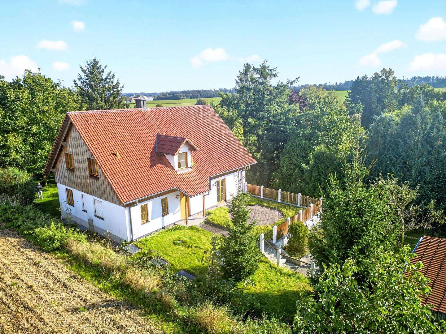 Charmantes Einfamilienhaus in ruhiger Lage mit Einliegerwohnung und großem Garten, 86453 Dasing