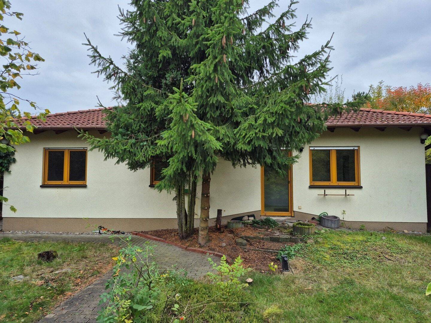 freistehendes Einfamilienhaus auf grünem Grundstück, 4425 Taucha