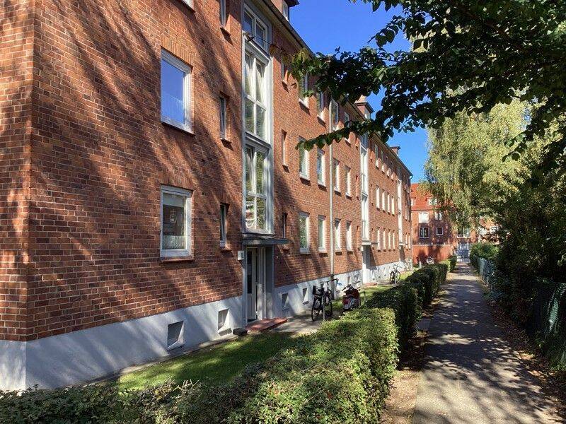 Stop! Sanierte 2,5-Zimmer-Erdgeschoss-Wohnung mit Balkon, sofort anmietbar!, 23562 Lübeck (Sankt Jürgen)