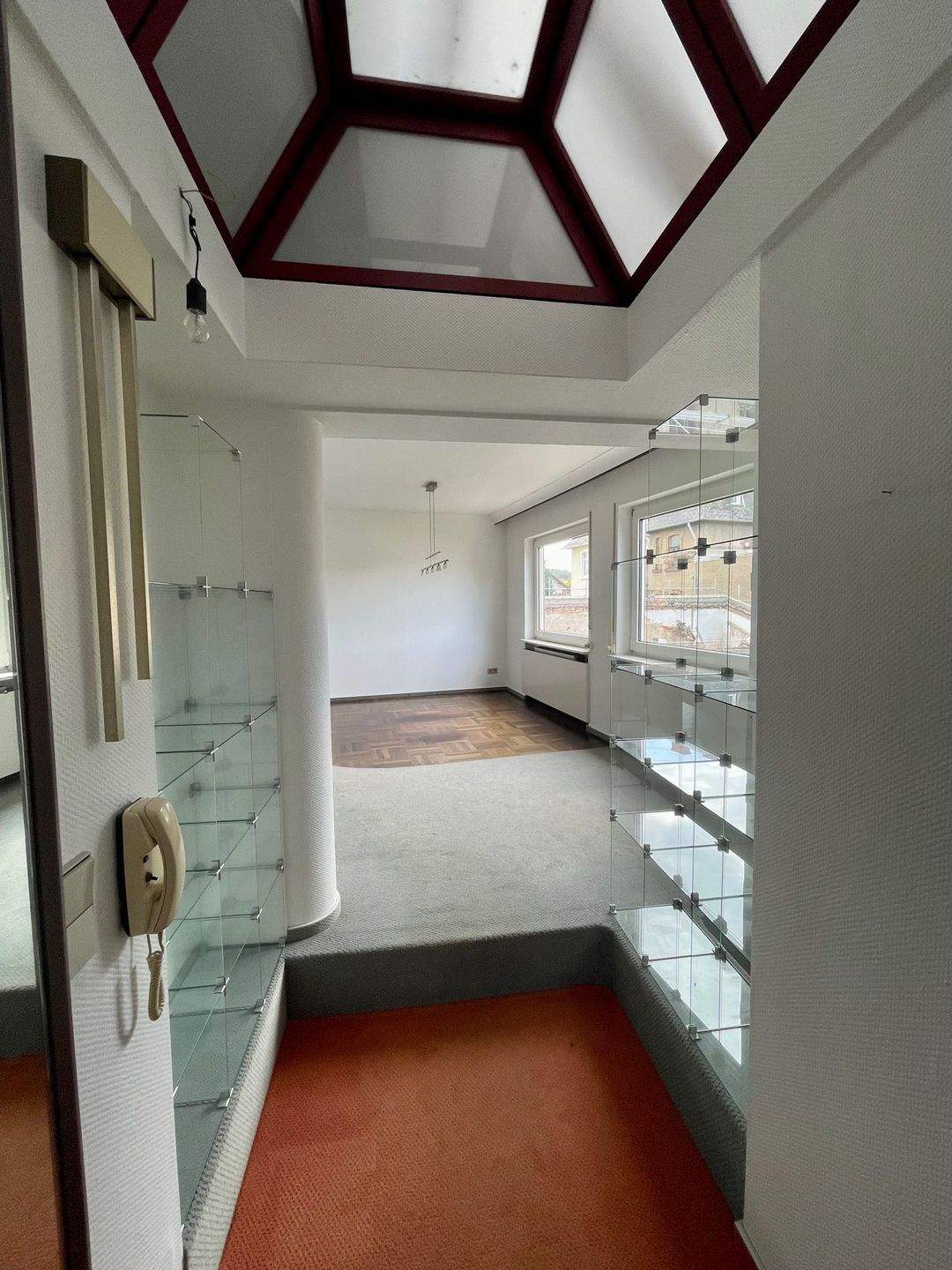 110 m² Wohnen mit Weitblick für 1-2 Personen: Außergewöhnliche Dachgeschosswohnung mit gr. BALKON, 56422 Wirges