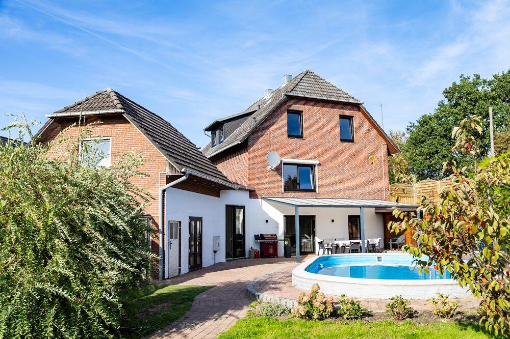 Modernes Wohnen trifft ländliche Idylle – Einfamilienhaus mit Pool auf großzügigem Grundstück, 21039 Hamburg (Bergedorf Altengamme Curslack Neuengamme)