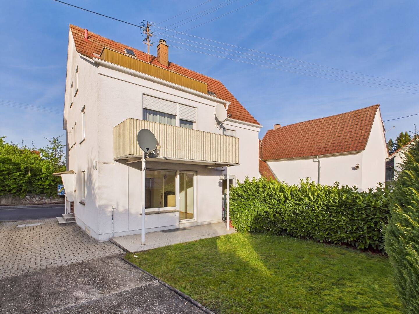 Zweifamilienhaus – renovierungsbedürftig mit Doppelgarage, Dachterrasse und Garten in Friolzheim, 71292 Friolzheim