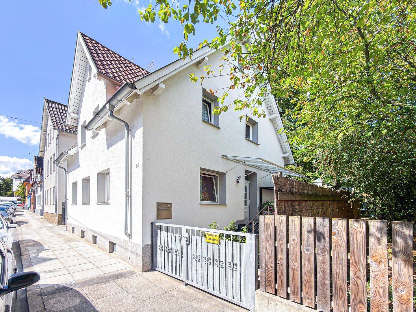 Teilsaniertes Einfamilienhaus wartet einzugsbereit auf Sie!, 70435 Stuttgart (Stammheim Zuffenhausen)