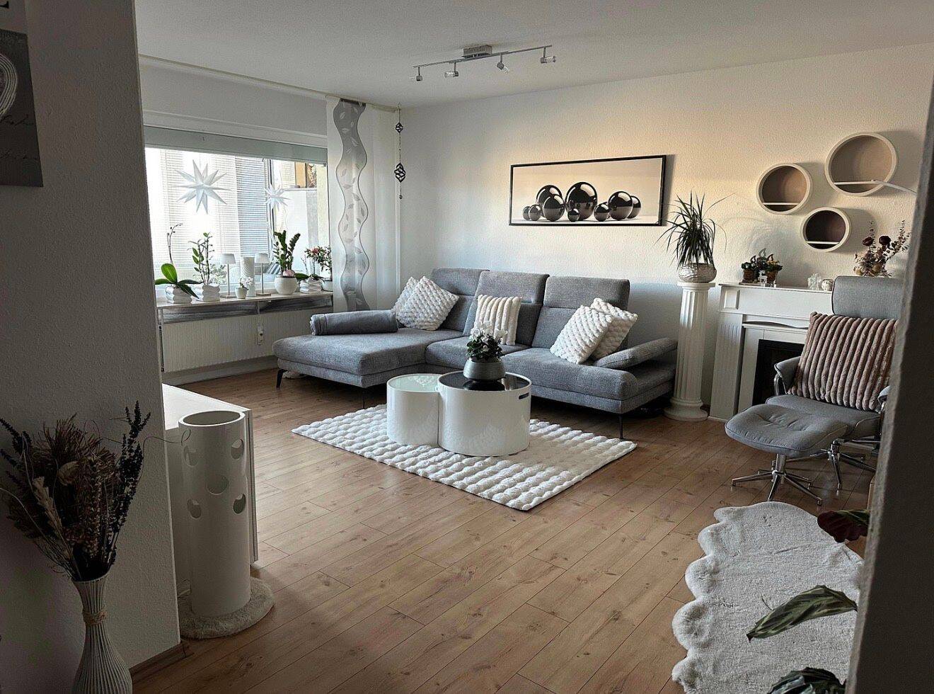 Modernisierte 3,5-Zimmer-Wohnung mit verglaster Loggia, Einbauküche, Aufzug & TG in St. Georgen im Schwarzwald, 78112 St. Georgen im Schwarzwald