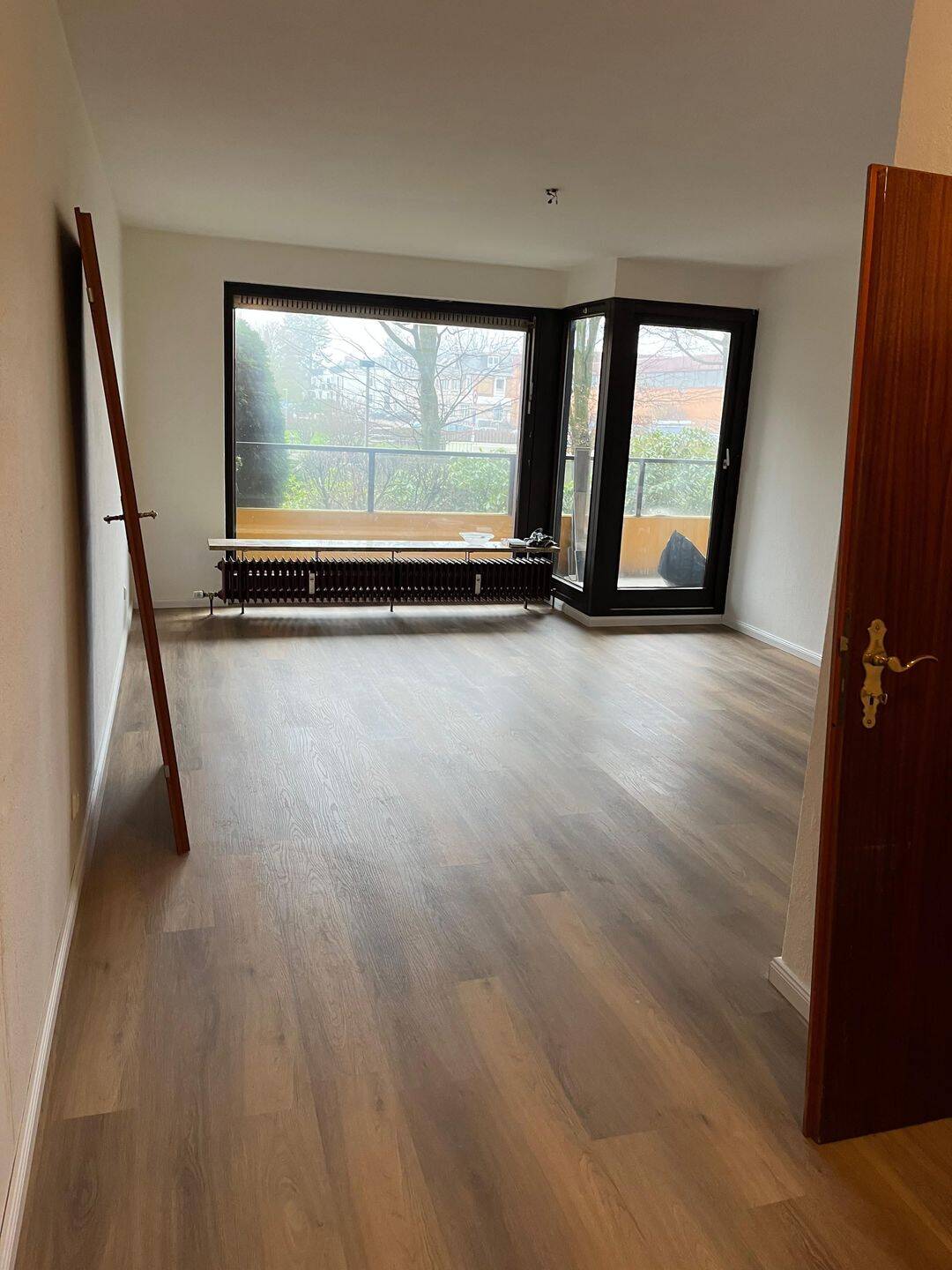 sanierte 2 Zimmer Hochparterrewohnung mit großem Balkon, Fahrstuhl, neuer EBK + TG-Stellplatz, 23562 Lübeck (Sankt Jürgen)