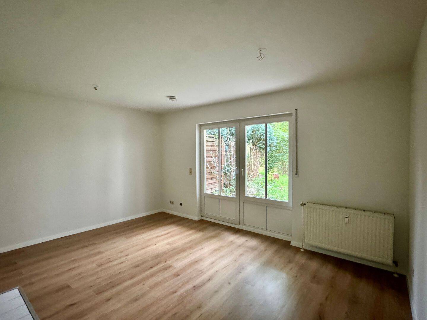 Helle 2-Zimmer-Erdgeschosswohnung mit Terrasse und Gartenzugang in Dresden-Weißig, 1328 Dresden