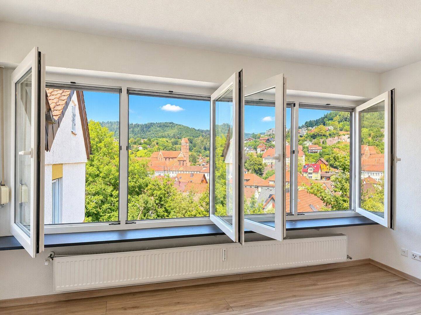 MODERNISIERTES WOHNJUWEL MIT ZWEI VERMIETETEN WOHNUNGEN, GARAGE UND AUSBAUPOTENZIAL!, 72275 Alpirsbach