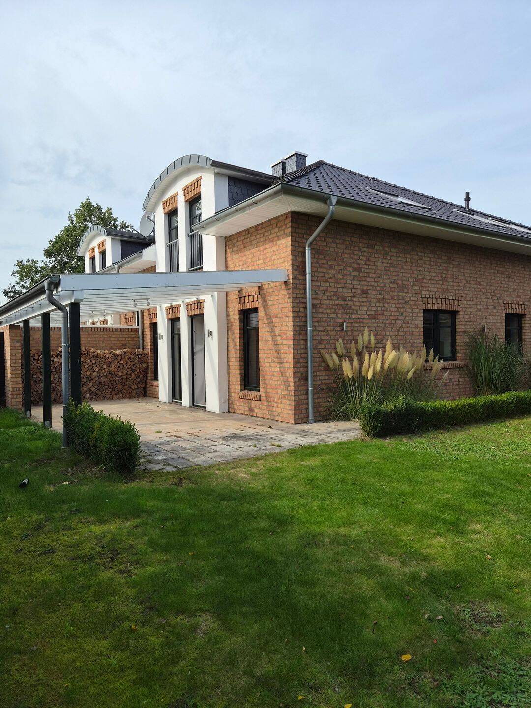 Hochwertige Doppelhaushälfte mit überdachter Terrasse und Kamin, 26215 Wiefelstede