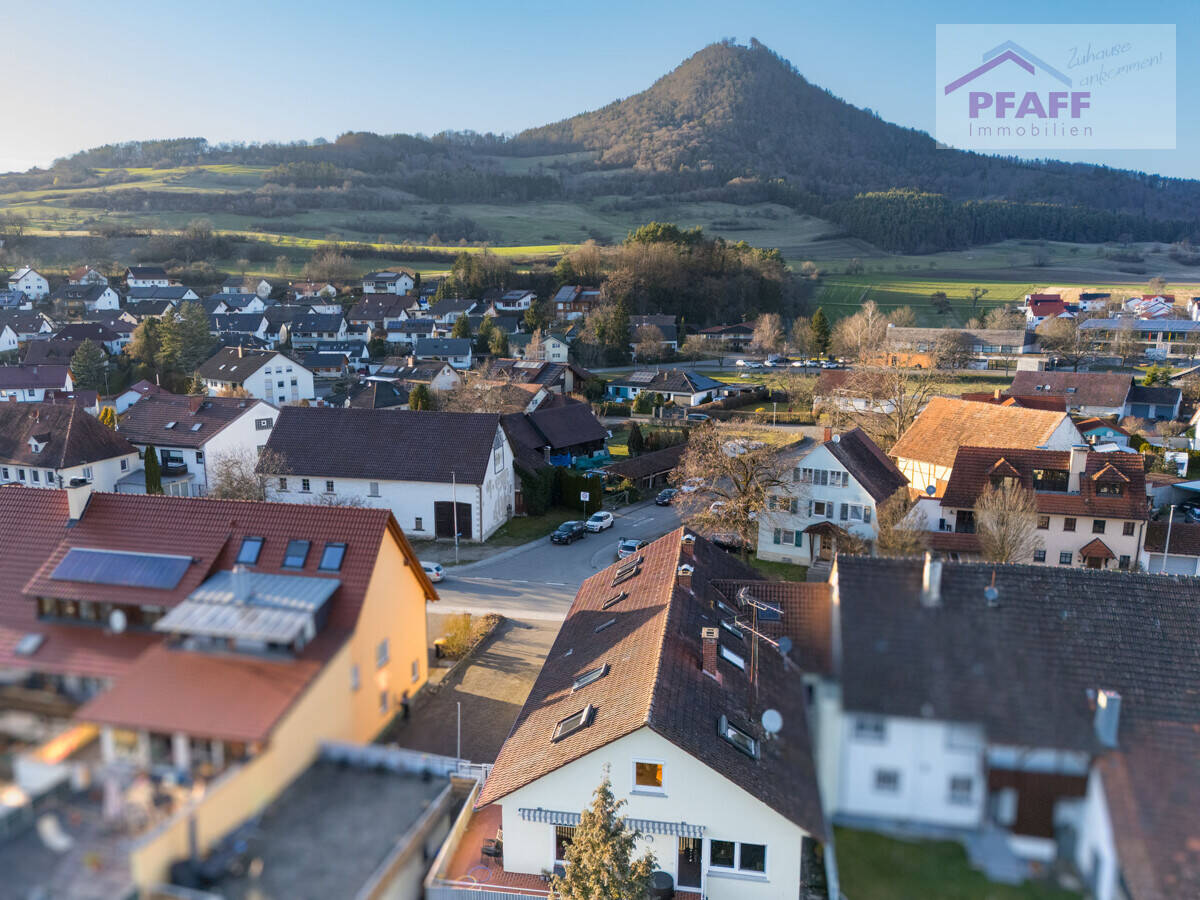 Zuhause ankommen in Welschingen! Provisionsfrei! 6 Zi.-DG-Whg. mit 2 Stellplätzen und Gartenfläche, 78234 Engen