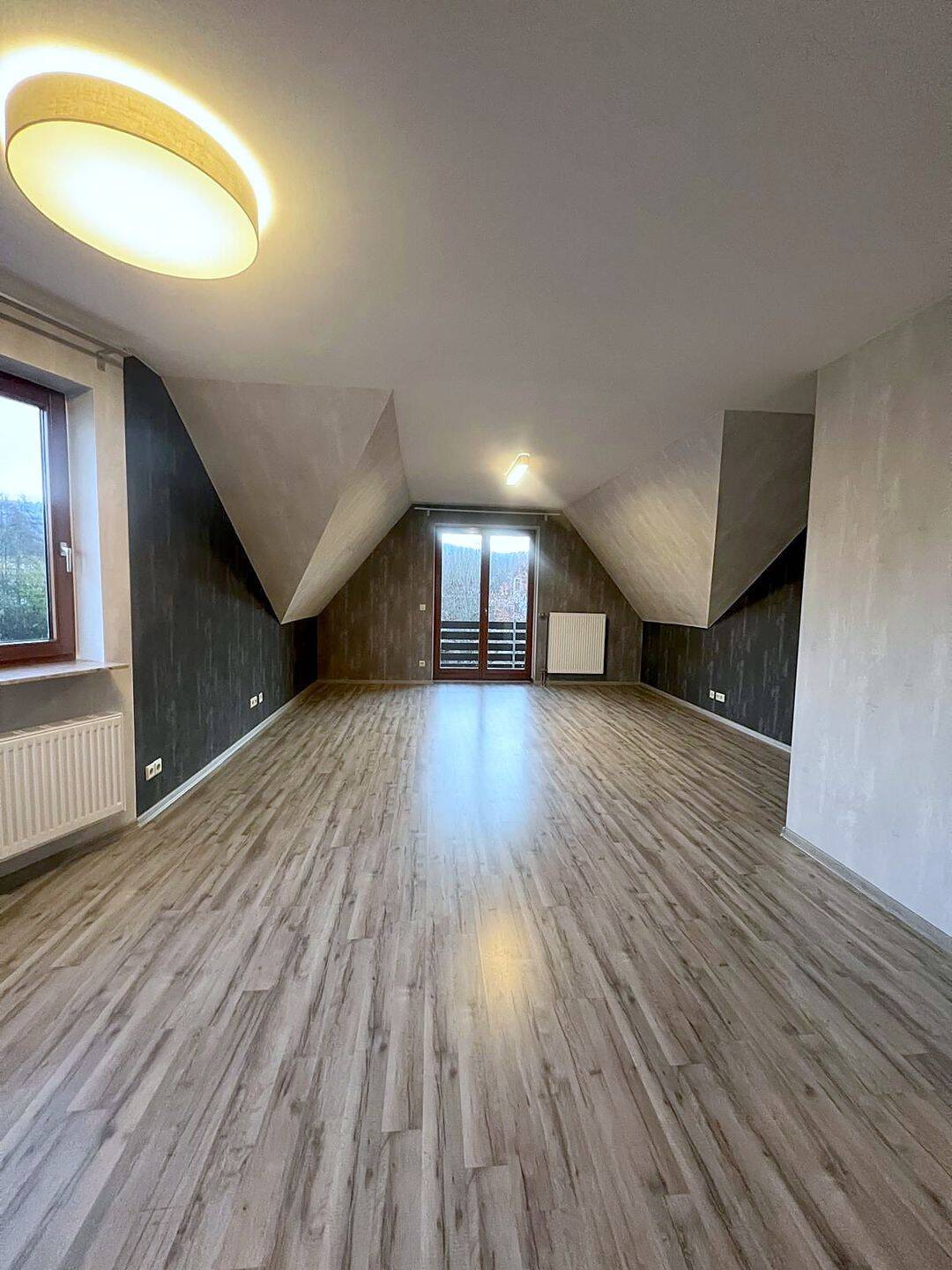 Helle 3-Zimmer-DG-Wohnung mit Balkon, 72 m², 2 Stellplätze, 36199 Rotenburg a.d. Fulda