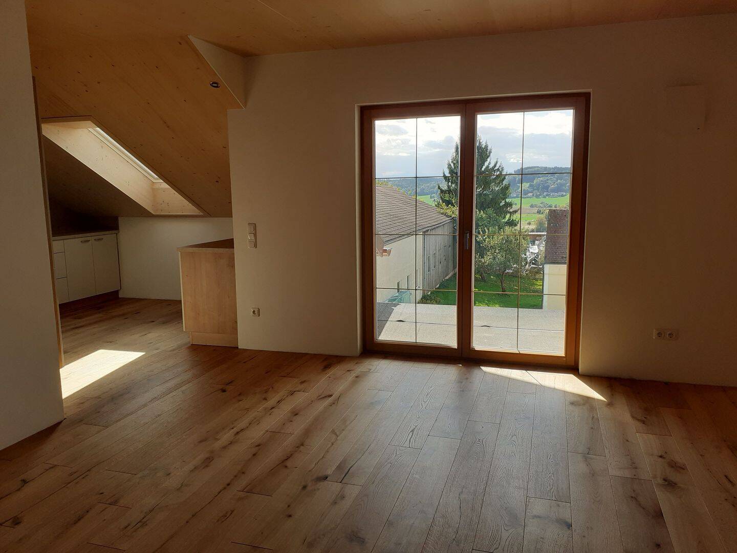 Helle großzügige Neubauwohnung im Dachgeschoß mit Balkon, 85567 Bruck
