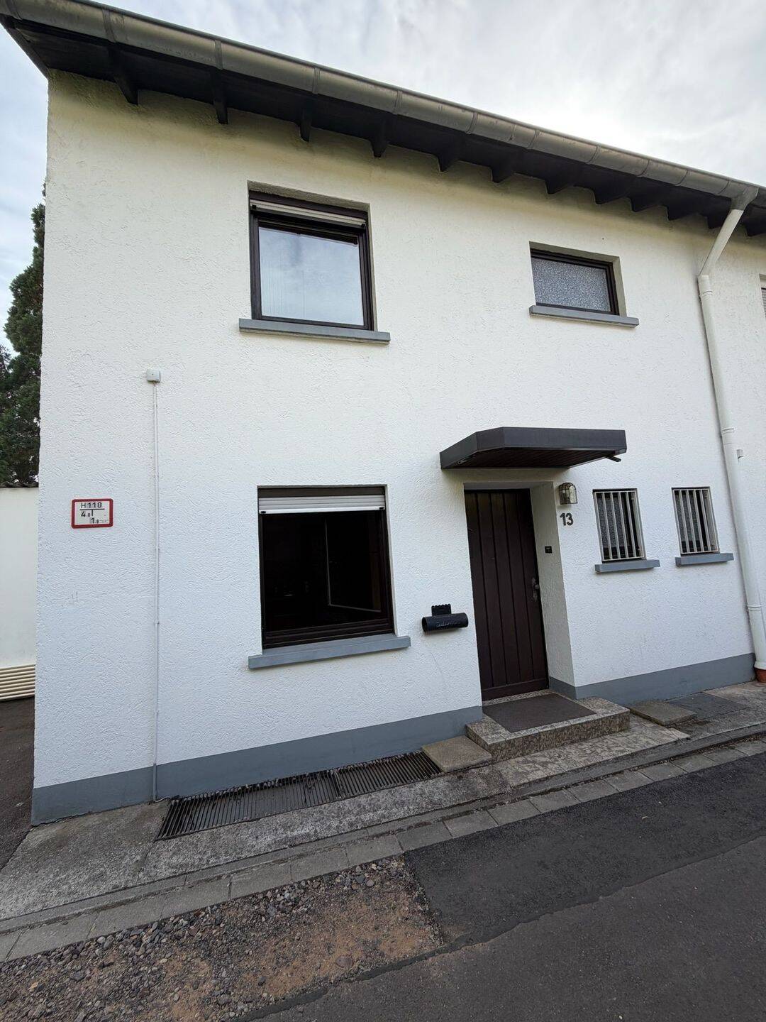 Reiheneckhaus mit Garagen und kleinem Garten, 66333 Völklingen