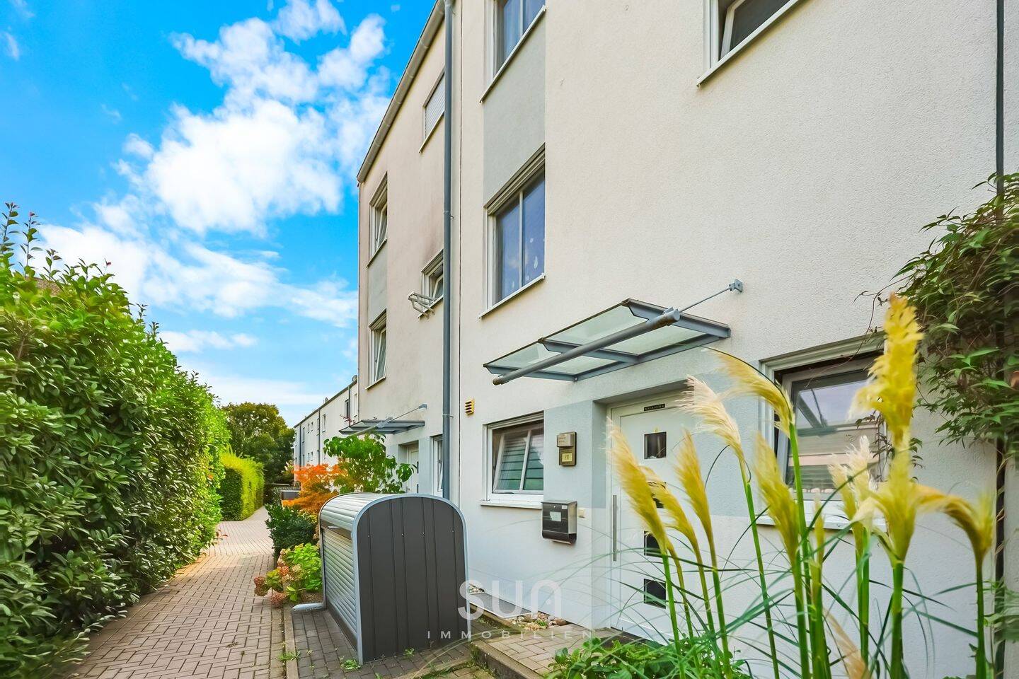 ***WI-Künstlerviertel*** Reihenmittelhaus mit EBK, Dachterrasse und Garten, 65197 Wiesbaden (Biebrich Dotzheim Wiesbaden)