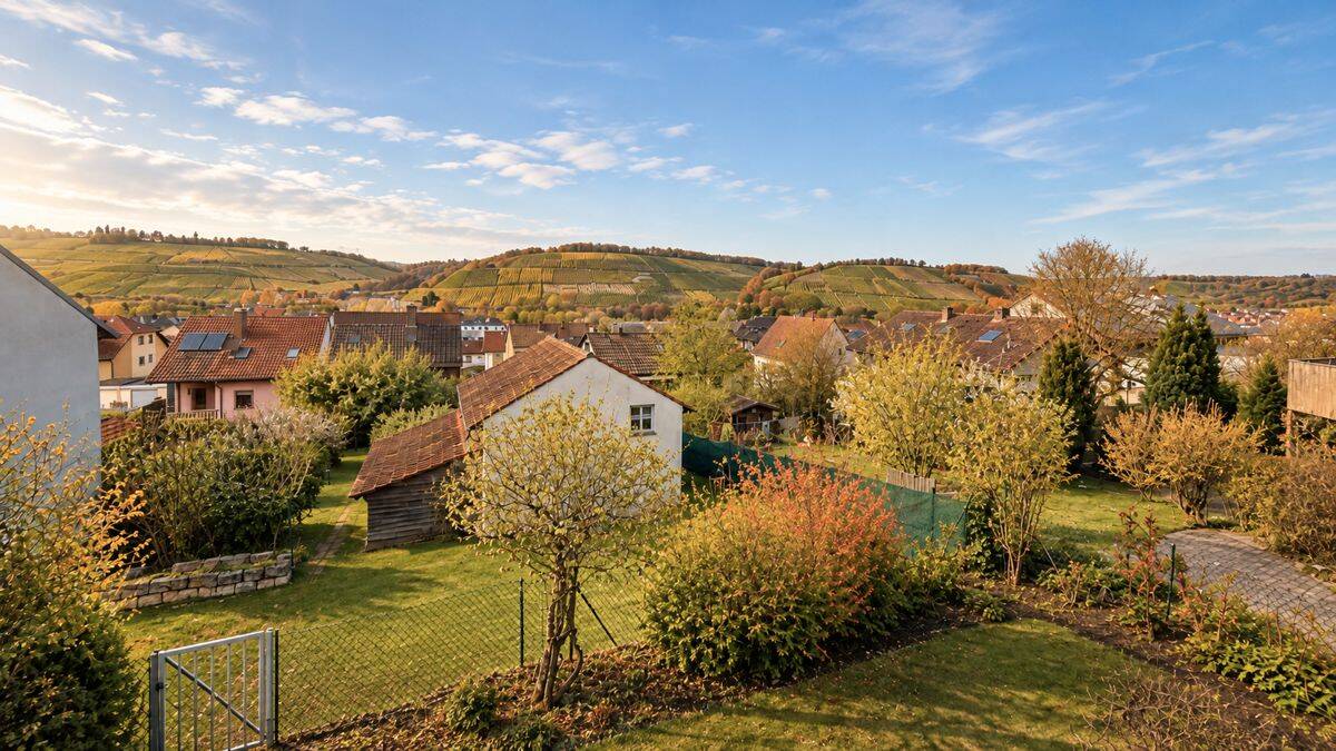 Großzügiges Haus mit attraktivem Zusatzgrundstück, weiterem Baupotenzial, herrlicher Weinbergblick, 97084 Würzburg (Heidingsfeld Heuchelhof Rottenbauer)