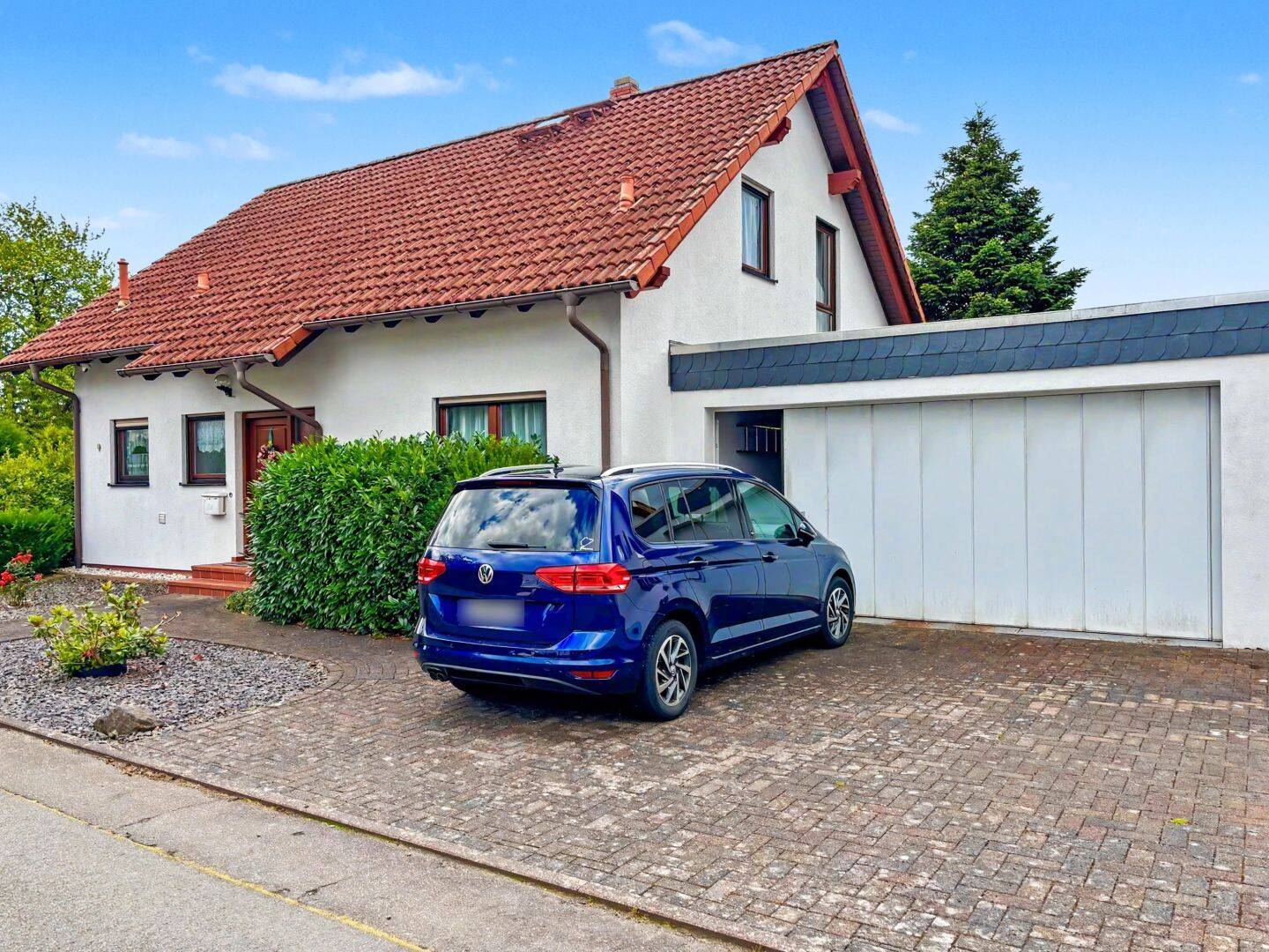 Großzügiges und modernes Einfamilienhaus mit sonnigem Garten und Doppelgarage in Houverath, 53902 Bad Münstereifel