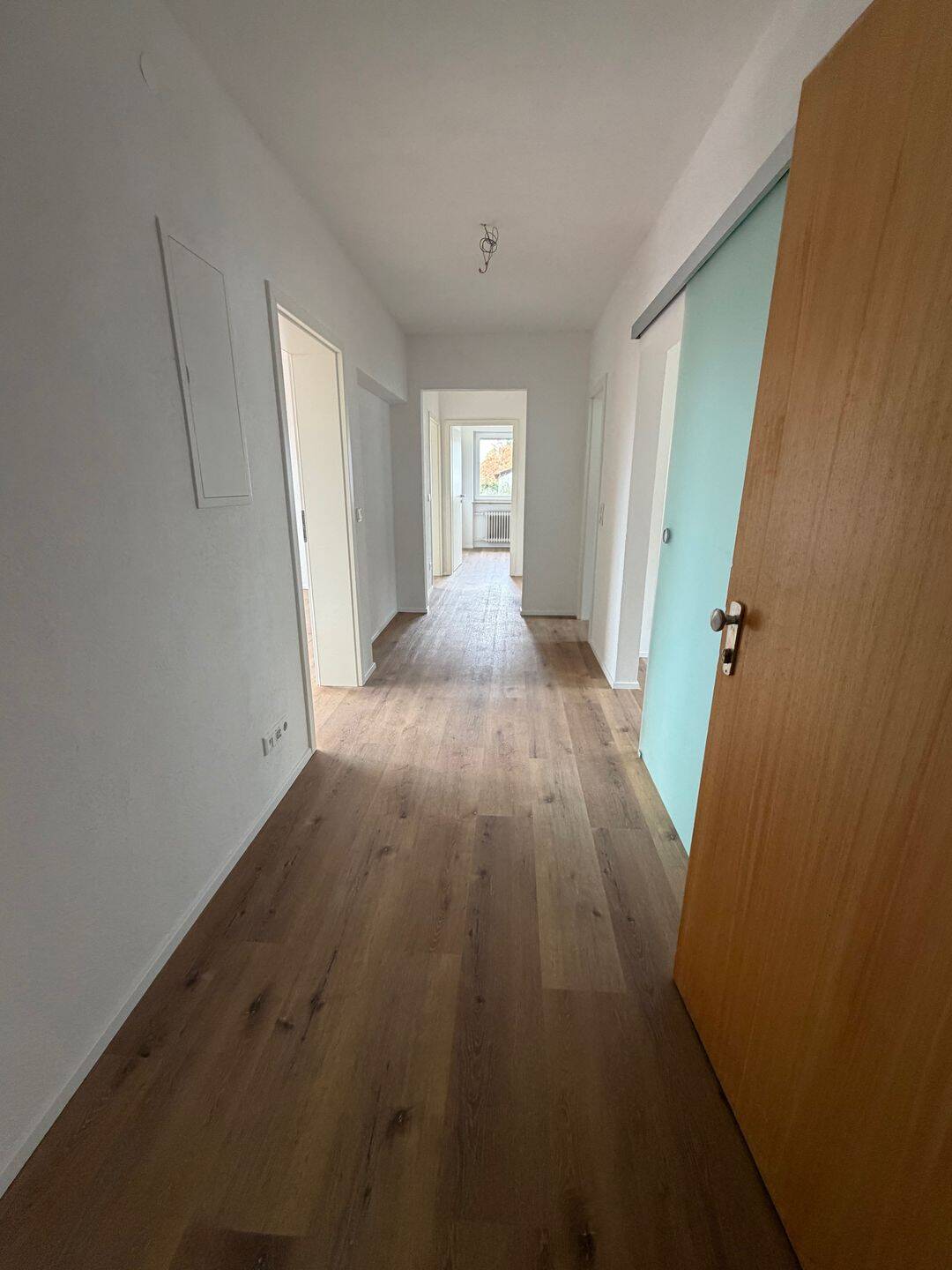 Moderne 3-Zimmer-Wohnung nach kompletter Sanierung mit großem Balkon & Fernblick in Ansbach-Eyb
90 m² Wohnfläche | 3 Zimmer | 1. Obergeschoss/Hochpar, 91522 Ansbach