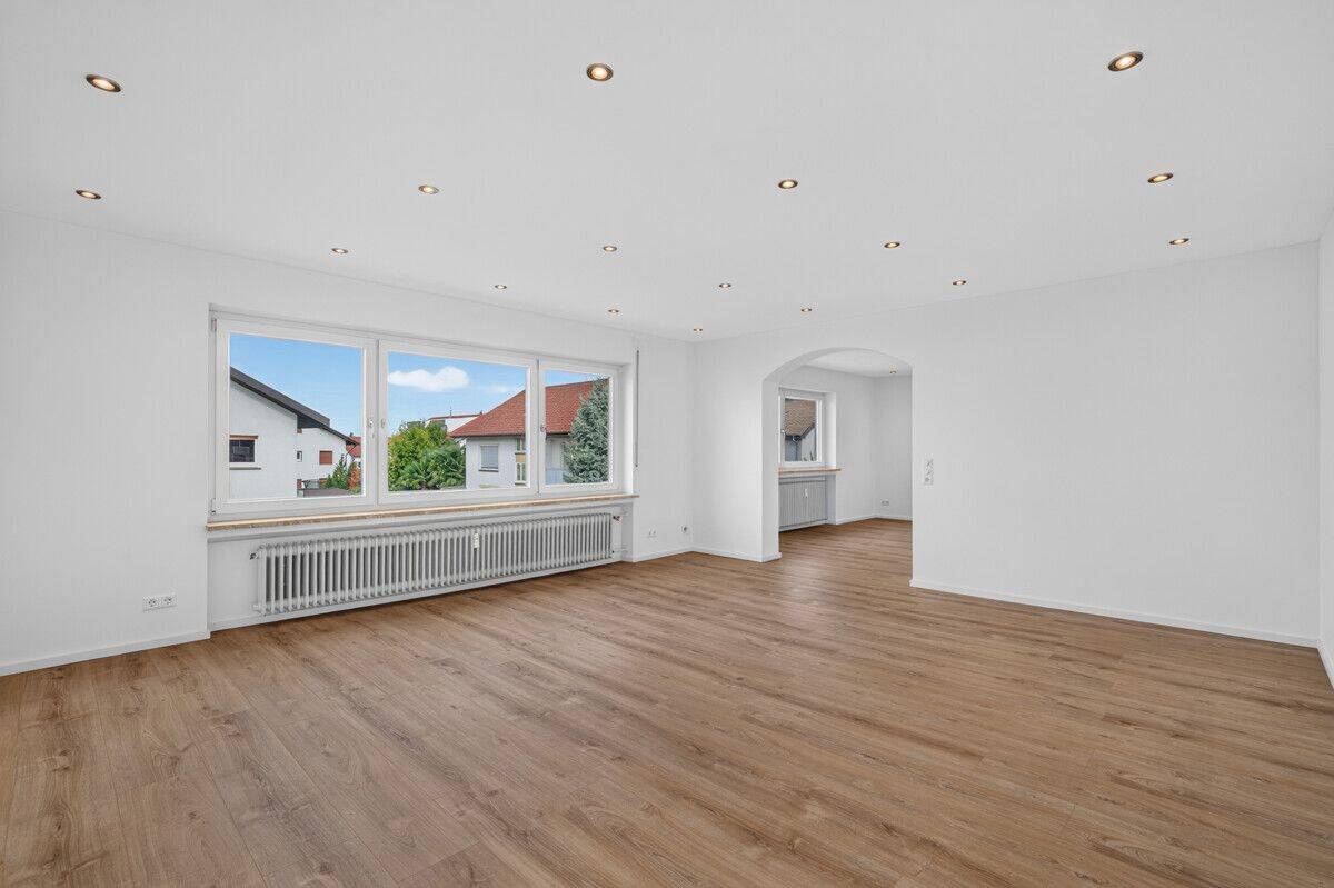 Einziehen und wohlfühlen – renovierte 4-Zimmer-Wohnung mit großem Balkon, EBK und Stellplatz, 76547 Sinzheim