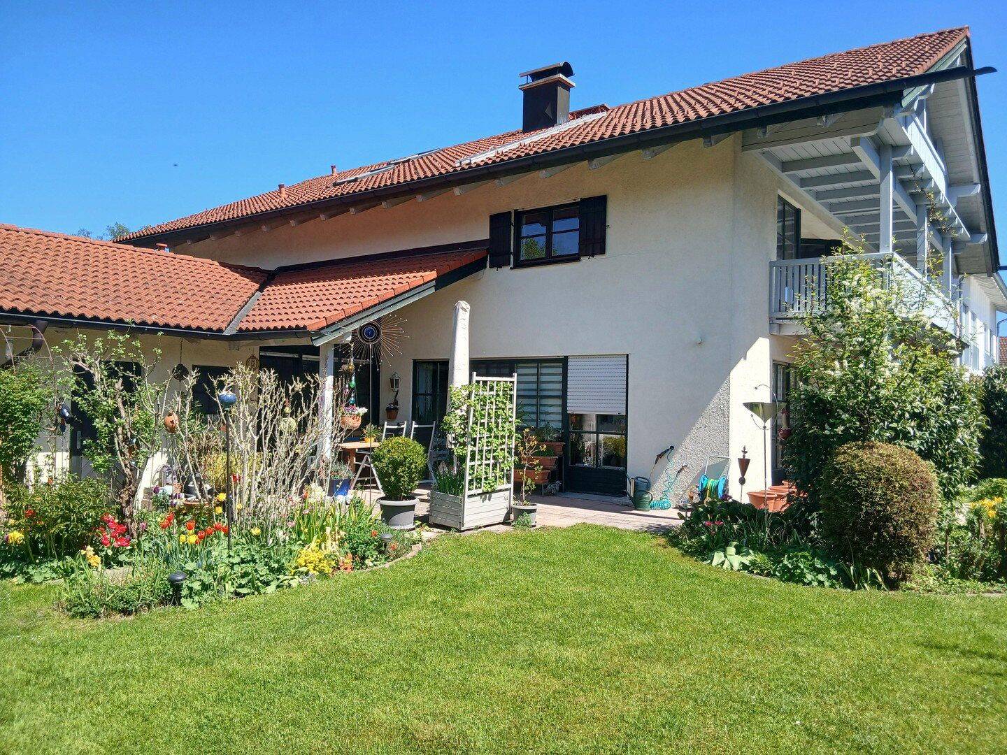 Helle und geräumige 4-Zimmer Erdgeschosswohnung mit Terrasse und Gartenanteil, 83064 Raubling