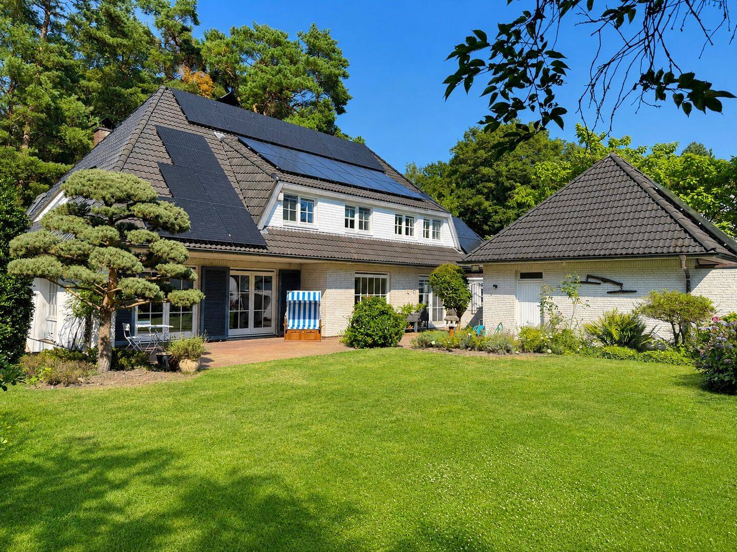 Viel Platz zum Leben – Familienvilla mit weitläufigem Garten, 22559 Hamburg (Altona Rissen)