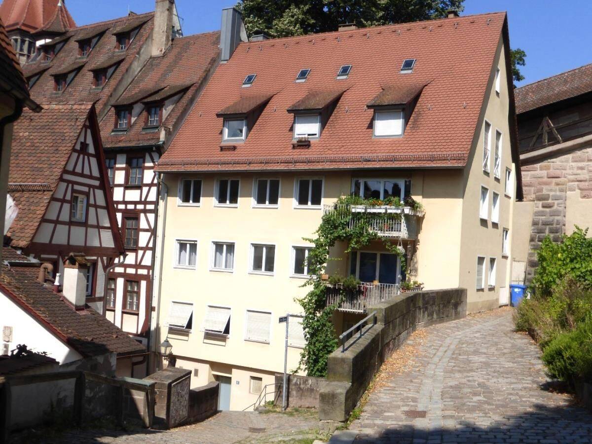 ALSTADT-LIEBHABER AUFGEPASST! Schnuckeliges 1-Zi.-Appartement im 3. OG (ohne Lift) mit Wannenbad, separater Küche direkt an der Burganlage., 90403 Nürnberg (Gleißbühl Lorenz Sebald)