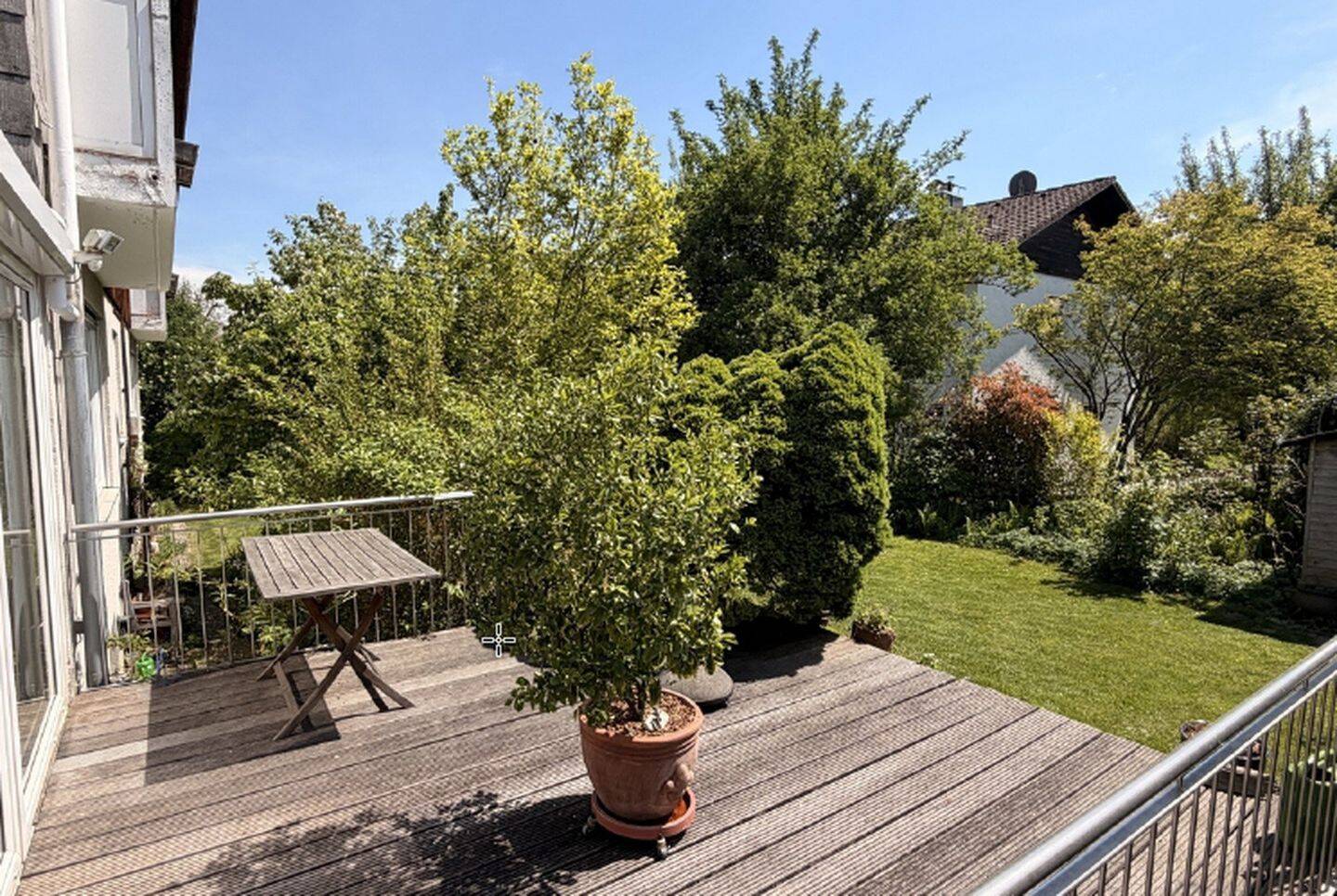 Großzügige Gartenwohnung mit Wintergarten, Terrasse, Küche und Garage in Traunstein, 83278 Traunstein
