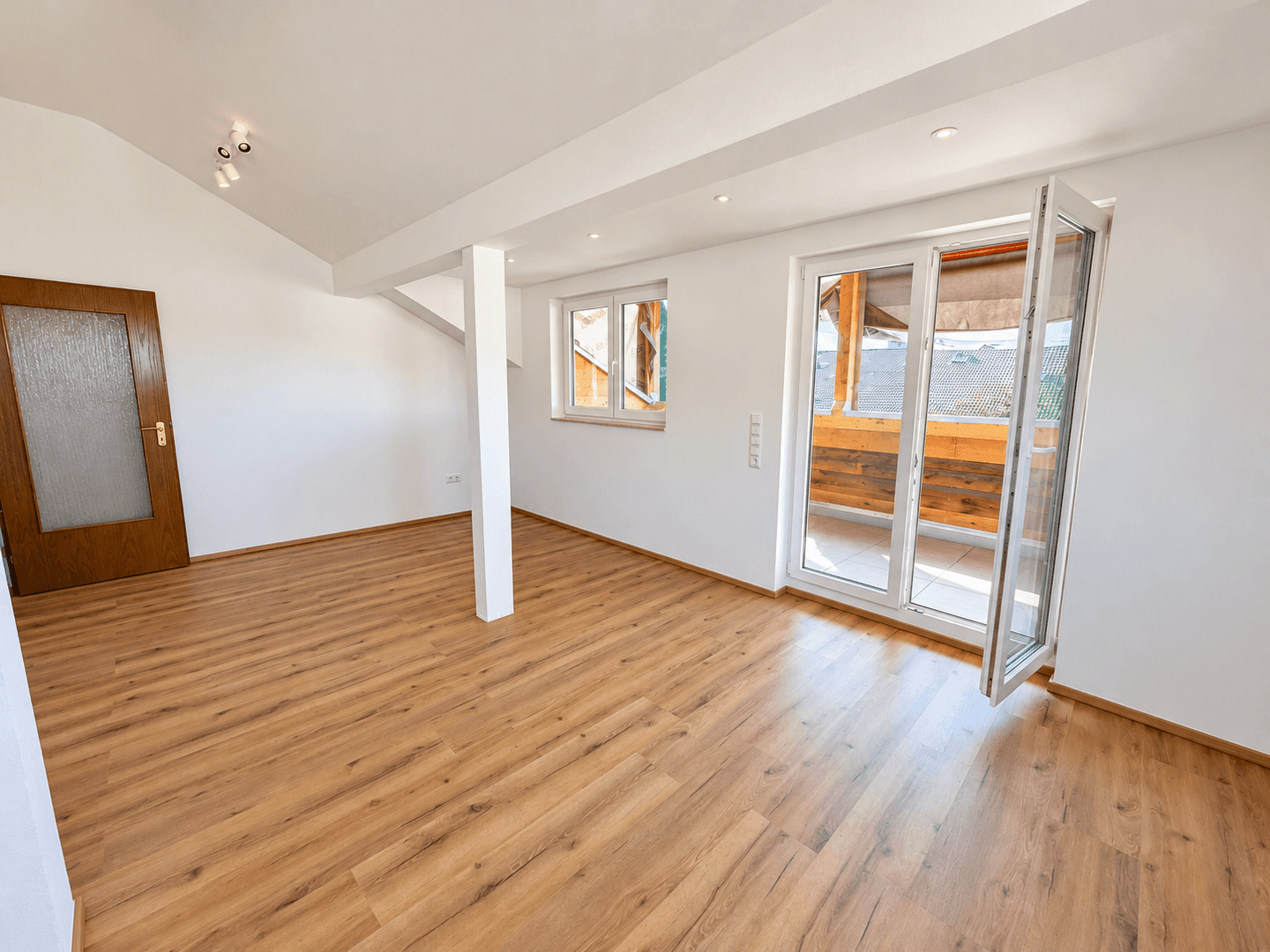 Sofort bezugsfrei! Charmante 2 Zimmer DG Whg. mit großzügiger Loggia in Kenzingen, 79341 Kenzingen