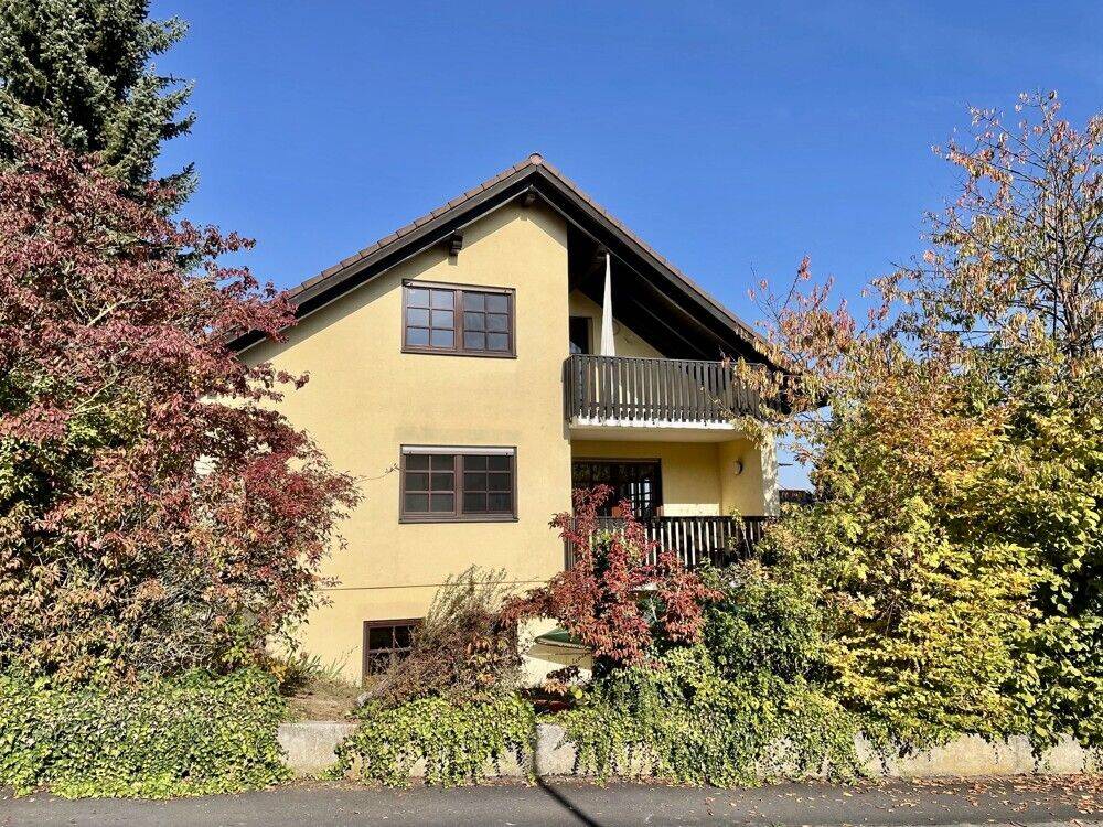 Helle Doppelhaushälfte mit Garage + Stellplatz in ruhiger Lage!! Viel Platz für die ganze Familie!!, 97204 Höchberg