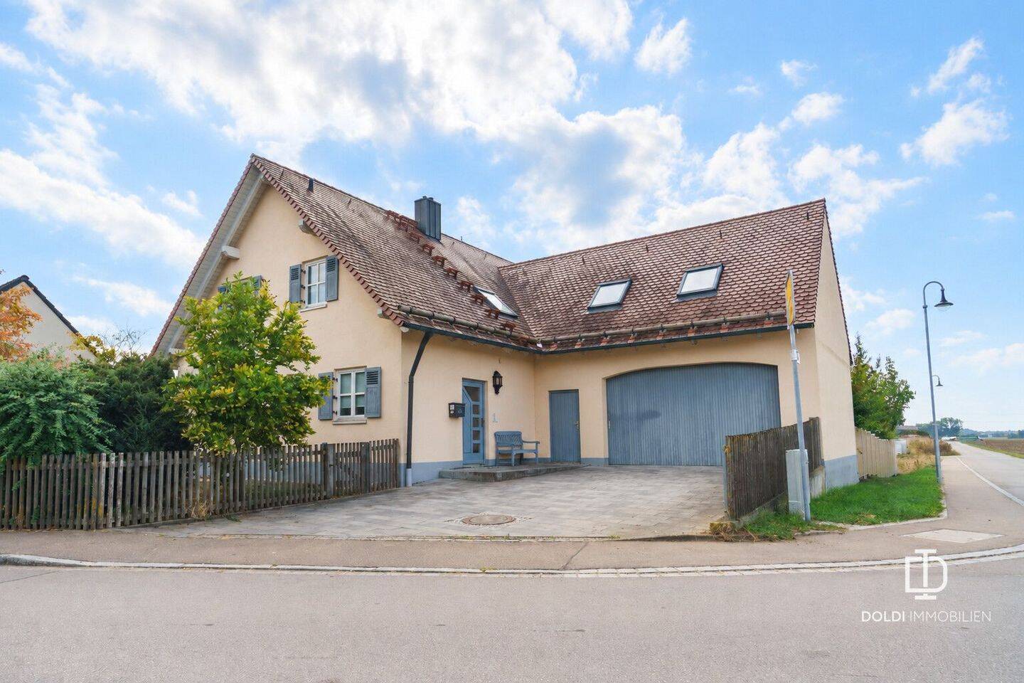 Stilvolles Einfamilienhaus mit Doppelgarage und Garten in naturnaher Lage & Top-Anbindung, 86679 Ellgau