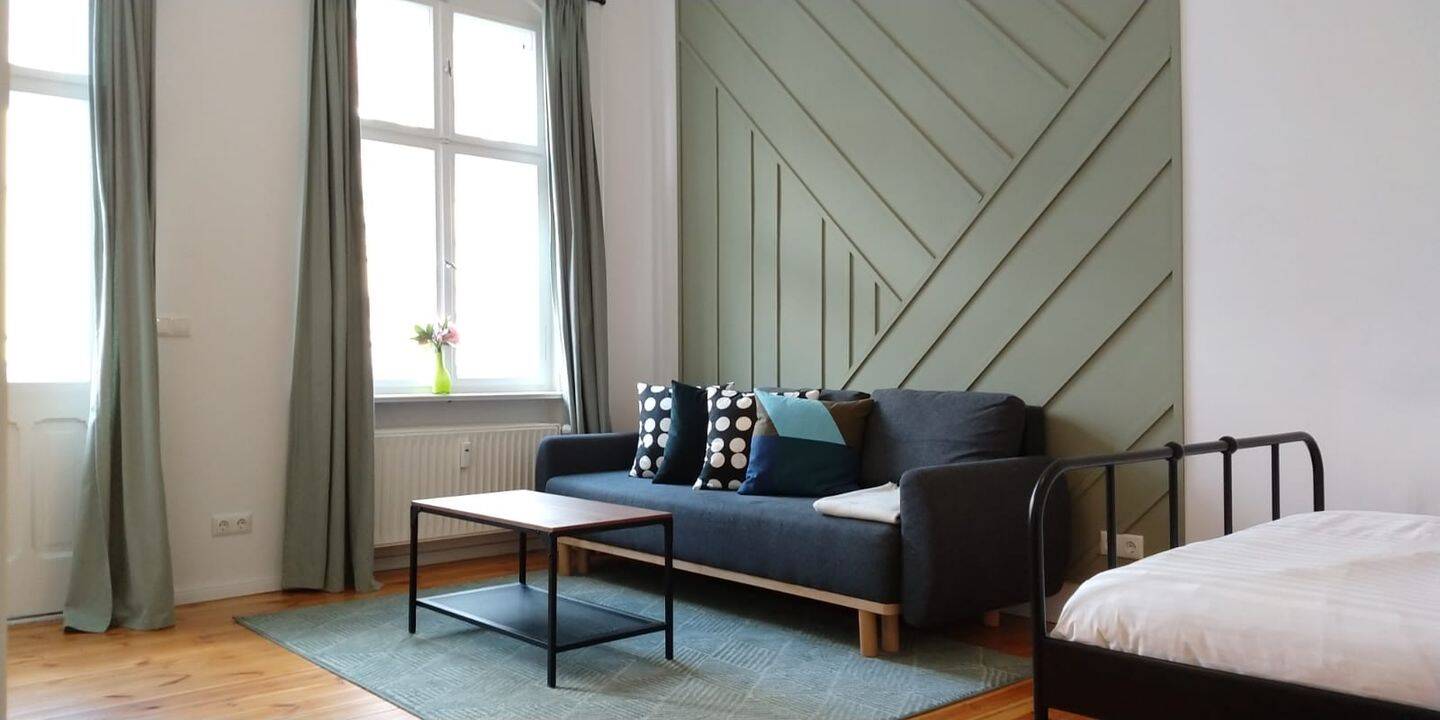 Altbaucharme mit Balkon und Weitblick – helles Apartment im 3. Obergeschoss | separate Küche, 12051 Berlin (Neukölln)