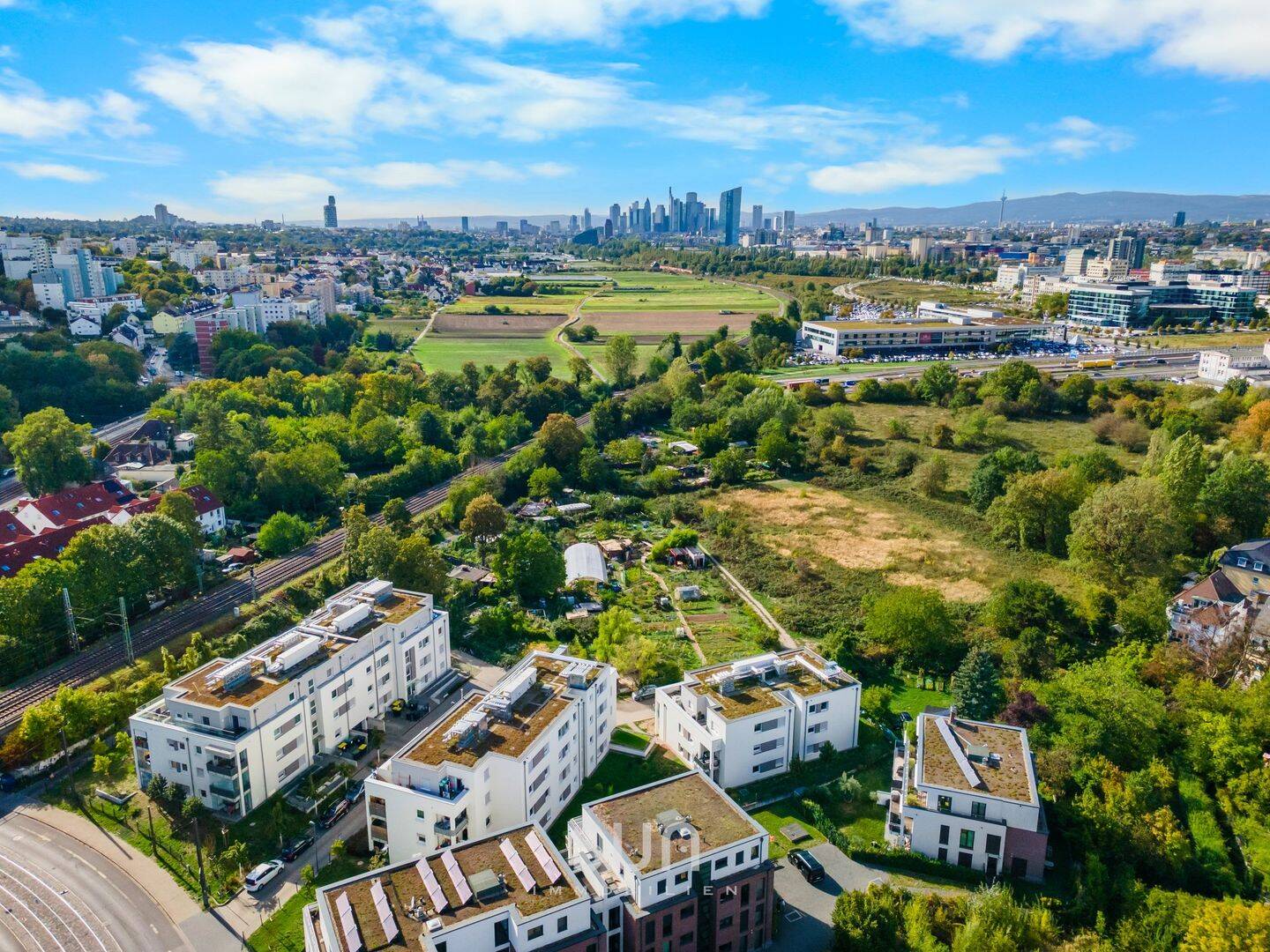 Stilvolle 4-Zimmer-Gartenwohnung mit 90 m² Garten, Designküche und zwei Bädern, 60599 Frankfurt am Main (Oberrad Sachsenhausen)