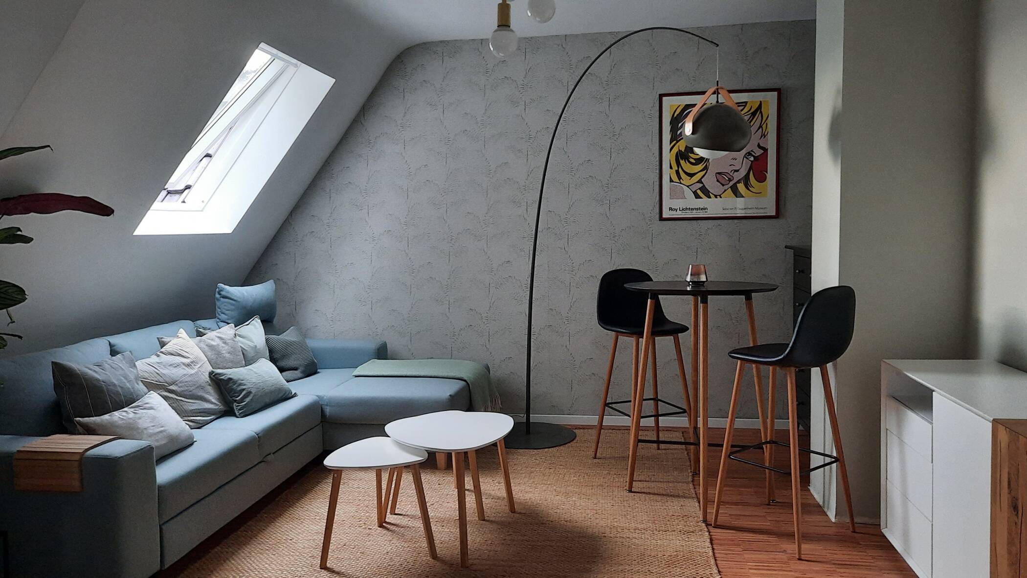 S-Uhlbach, vollmöblierte 2-Zi. Wohnung mit Balkon, 70329 Stuttgart (Hedelfingen Obertürkheim Rohracker Uhlbach)
