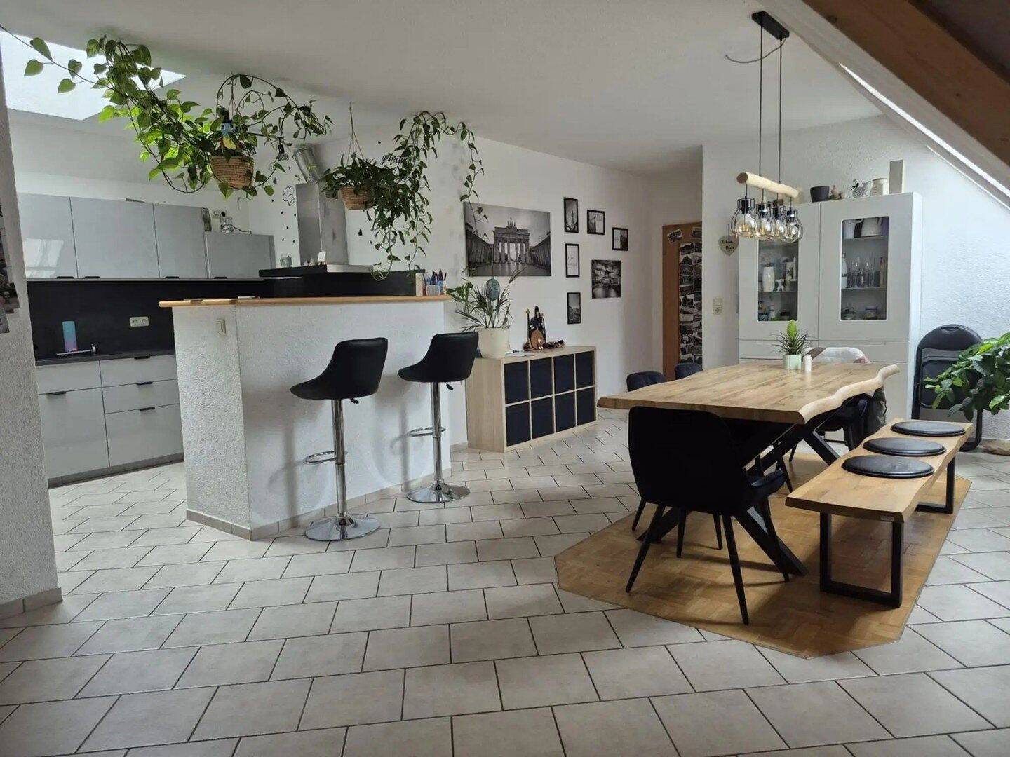 Großzügige, helle 4- Zimmerwohnung mit Balkon, Kamin und Stellplätzen (Niedrigenergiebauweise), 97294 Unterpleichfeld