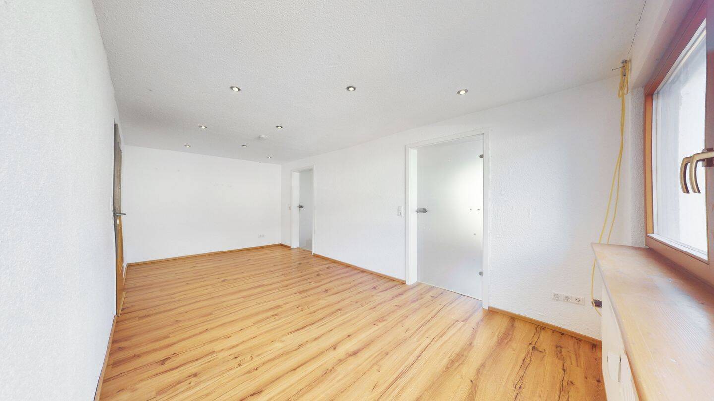 Attraktive Erdgeschosswohnung in Zweifamilienhaus mit Gartenanteil, 77656 Offenburg