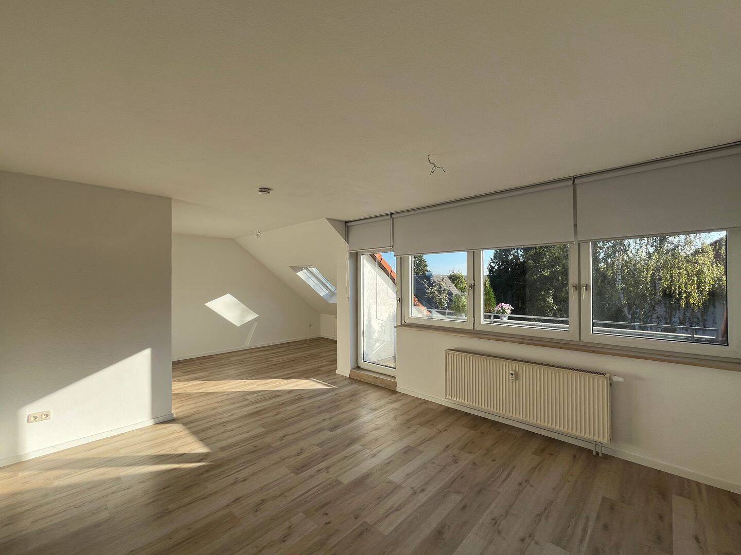 Hell & großzügig, sehr schöne 2-Zimmer-DG-Wohnung mit sonniger Loggia im Grünen – in attraktiver Lage von Heroldsberg – Bahnhof 5 Min. zu Fuß, 90562 Heroldsberg