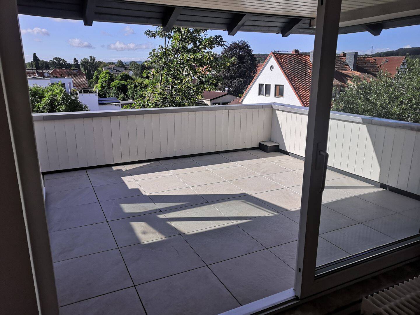 Moderne 3 Zimmer Wohnung 88 m² mit großer Dach-Terrasse, TG Stellplatz, zwei Bädern & Kellerraum, 30989 Gehrden
