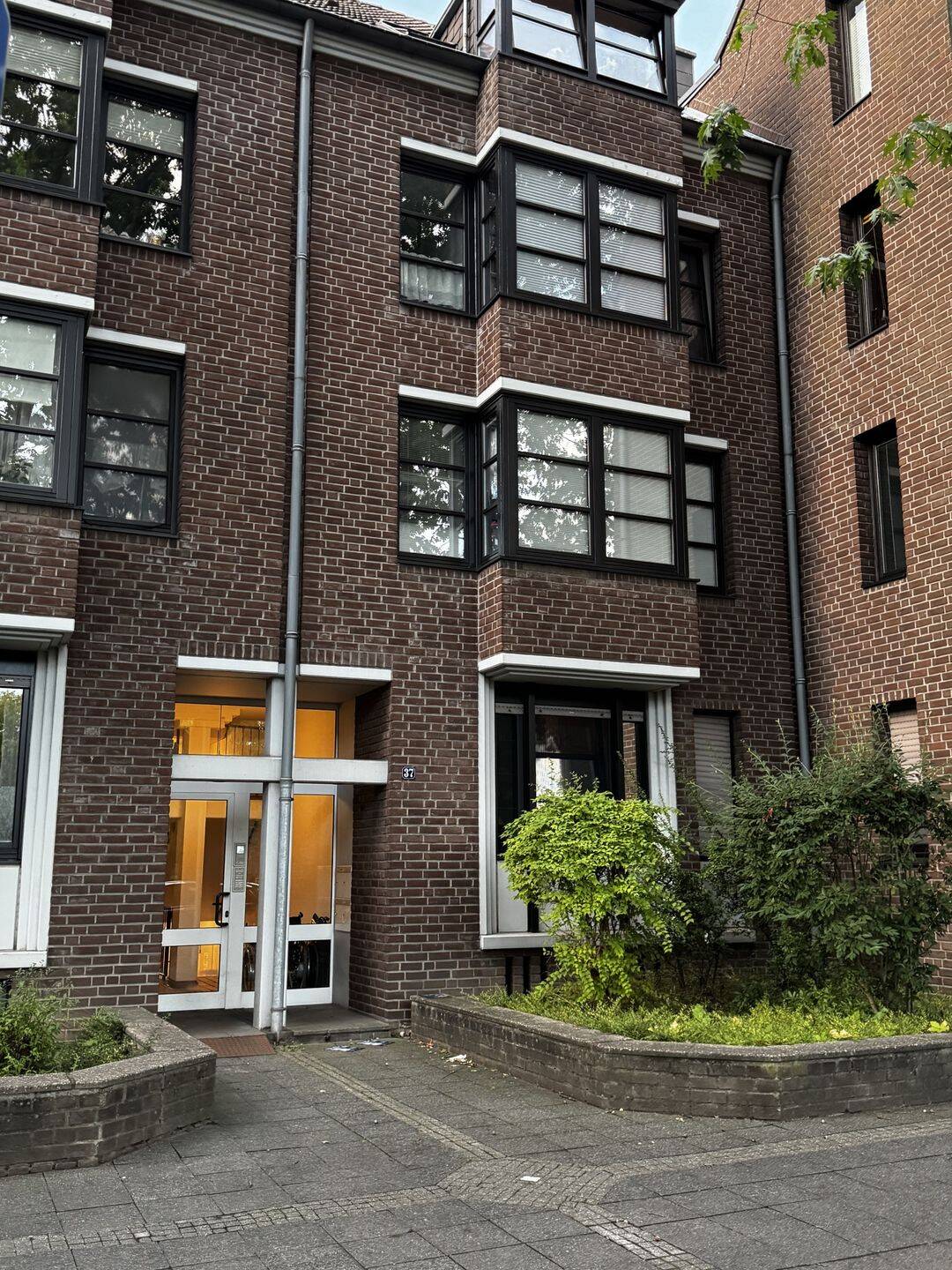 Charmante Dachgeschosswohnung mit Balkon und Einbauküche in Krefeld, 47798 Krefeld (Cracau Dießem/Lehmheide Inrath/Kliedbruch Kempener Feld/Baakeshof Stadtmitte)