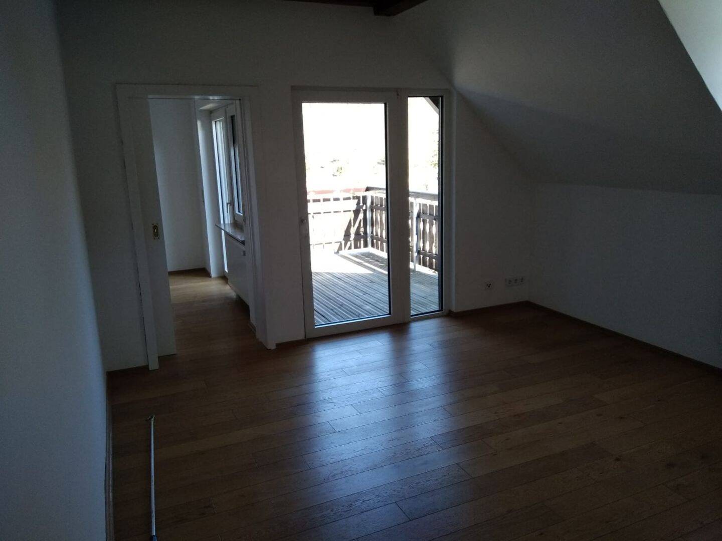 Schmitten Nähe Rewe: Altbauwohnung kernsaniert mit Balkon, Licht und Stellplatz, 61389 Schmitten