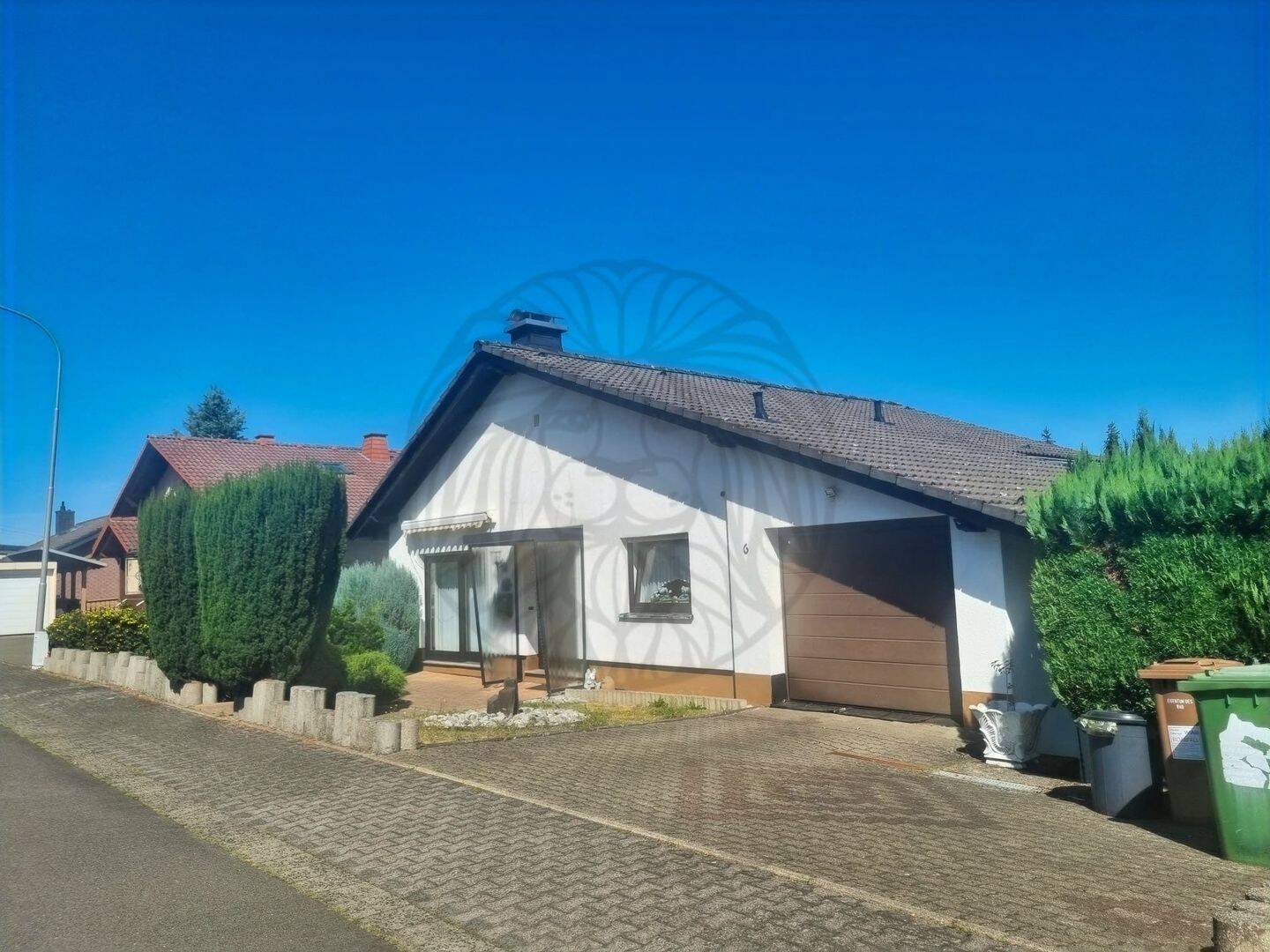 Hachenburg: Gepflegtes Einfamilienhaus mit schönem Garten in ruhiger Lage (Sackgasse) und Garage, 57627 Hachenburg