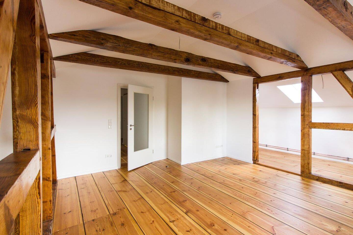 Erstbezug nach Kernsanierung: Stilvolle 2‑Zimmer‑Dachgeschosswohnung mit Balkon und Blick zur Werderaner Insel, 14542 Werder (Havel)
