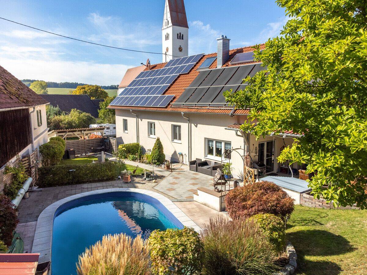 Großzügiges Familien Zuhause mit Pool, zwei Garagen und vielseitigem Raumangebot, 87755 Kirchhaslach
